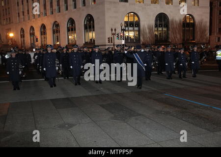 Donald J. Trump (nato nel 1946) è il 45° presidente degli Stati Uniti, inaugurato il 20 gennaio 2017, durante la 58a inaugurazione presidenziale a Washington, D.C. più di 5.000 membri militari statunitensi hanno fornito supporto cerimoniale e alla difesa delle autorità civili durante il periodo inaugurale. L'immagine d'archivio registra i membri del servizio in uniforme che partecipano alla parata inaugurale lungo Pennsylvania Avenue. Foto Stock