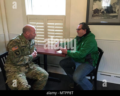 Arsenal Commander Col. Giuseppe Morrow parlando a volte Unione reporter giornale Larry Rulison in occasione di una recente fiera del lavoro che è stato ospitato dal Watervliet Arsenal. Questi impegni dei media hanno contribuito in modo significativo all'Arsenal getting parola out a millennial sulle opportunità di lavoro qui. Foto Stock