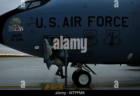 Tech. Sgt. Ken Patrick, 161Air Refuelling ala tecnico di avionica, pannelli a KC-135 Stratotanker durante una formazione di volo di distribuzione, 25 gennaio, 2017, a Souda Bay, Grecia. La Arizona Air National Guard's 161ARW's KC-135s effettuata in volo di effettuare le operazioni di rifornimento con F-16 Fighting Falcon dalla base aerea di Aviano, Italia, e la Hellenic Air Force durante il FTD. (U.S. Air Force photo by Staff Sgt. Austin Harvill) Foto Stock