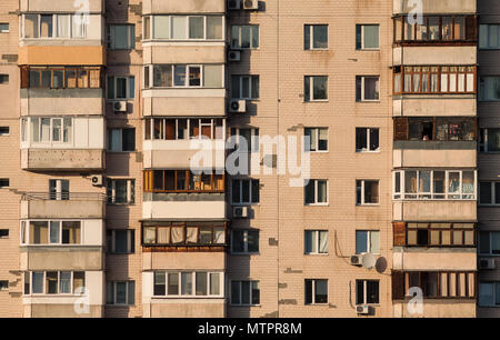 Il balcone di ogni camera di un moderno prefabbricato. A Kiev, Ucraina Foto Stock