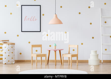 Mobili in legno semplice stanza per bambini con lampada di pesche e le caselle accanto alla scaletta di bianco Foto Stock