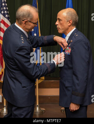 Lt. Gen. Mark A. Ediger (sinistra), Air Force chirurgo generale, premiato Air Force Distinguished Service Medal a Briga. Gen. Robert I. Miller (destra), aria in uscita forza operazioni mediche Agenzia comandante durante una cerimonia a base comune San Antonio-Lackland, Texas, 22 maggio 2018. (U.S Air Force foto di Ismael Ortega / rilasciato) Foto Stock