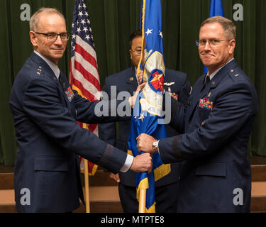 Lt. Gen. Mark A. Ediger (sinistra), Air Force Chirurgo generale facilita il passaggio del guidon a Briga. Gen. James H. Dienst (a destra), Air Force operazioni mediche Agenzia comandante durante un cambio del comando cerimonia alla base comune San Antonio-Lackland, Texas, 22 maggio 2018. Dienst supervisionerà la realizzazione della Air Force Chirurgo generale di politiche di sostegno Aria forza expeditionary capacità, le operazioni di assistenza sanitaria e di strategia nazionale di sicurezza. (U.S Air Force foto di Ismael Ortega / rilasciato) Foto Stock