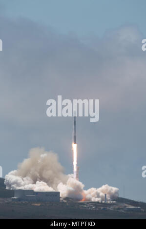Team Vandenberg lanciato con successo un Falcon 9 rocket portando entrambi di iridio e grazia FO payload dal Space Launch Complex-4 qui, Martedì, 22 maggio a 12:47 p.m. La PDT. (U.S. Air Force foto di Michael Peterson/rilasciato) Foto Stock