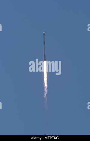 Team Vandenberg lanciato con successo un Falcon 9 rocket portando entrambi di iridio e grazia FO payload dal Space Launch Complex-4 qui, Martedì, 22 maggio a 12:47 p.m. La PDT. (U.S. Air Force foto di Michael Peterson/rilasciato) Foto Stock