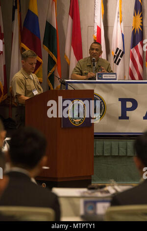 Philippine Marine Corps Il Mag. Gen. Alvin Parreno, comandante, Philippine Marine Corps, parla di supporto logistico per le operazioni anfibie durante il pacifico leader anfibio Symposium (PALS) 2018 a Honolulu, Hawaii, 22 maggio 2018. PALS riunisce i dirigenti senior di alleati e partner le forze armate con un notevole interesse per la sicurezza e la stabilità della regione Indo-pacifico per discutere gli aspetti chiave del settore marittimo/le operazioni anfibie, lo sviluppo delle capacità, risposta in caso di crisi e di interoperabilità. (U.S. Marine Corps foto da Photo Cpl. Makenzie Fallon) Foto Stock