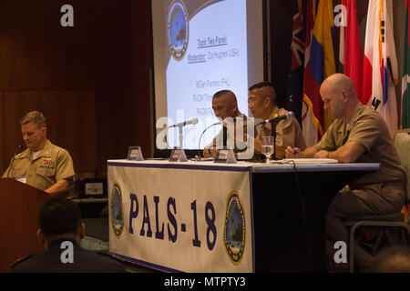 Philippine Marine Corps Il Mag. Gen. Alvin Parreno, sinistra, comandante, Philippine Marine Corps; Royal Thai Navy Adm posteriore. Chatchai Thongsaard, commander, anfibi e servizio di combattimento squadrone di supporto; e U.S. Navy Adm posteriore. John Palmer, direttore logistica di approvvigionamento della flotta e artiglieria, U.S. Flotta del Pacifico, discutere di supporto logistico per le operazioni anfibie durante il pacifico leader anfibio Symposium (PALS) 2018 tenutasi a Honolulu, Hawaii, 22 maggio 2018. PALS riunisce i dirigenti senior di alleati e partner le forze armate con un notevole interesse per la sicurezza e la stabilità dell'Indo-Pacifico r Foto Stock