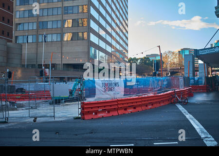 Scena di un'area di costruzione di Sydney a causa di un nuovo sistema di metropolitana con il segno ' stiamo costruendo domani Sydney' sulla scherma temporanea Foto Stock