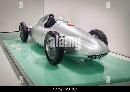 STUTTGART, Germania-Aprile 7, 2017: Argento 1947 Porsche Tipo 360 Cisitalia nel museo Porsche Foto Stock