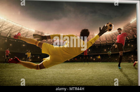 Gioco del calcio momento con portiere Foto Stock