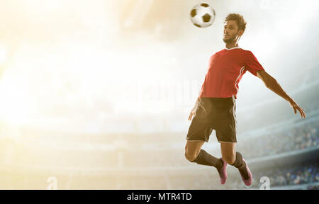 Giocatore di football sfera di atterraggio sul suo petto in stadium Foto Stock