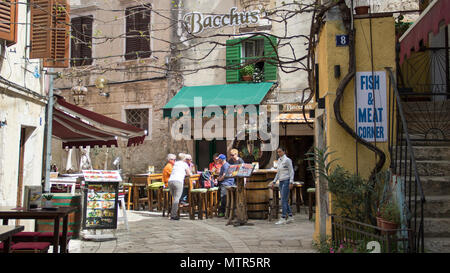 Istria, Croazia, Aprile 2018 - turisti che si godono il Bacco wine bar terrazza nella vecchia città costiera di Porec Foto Stock