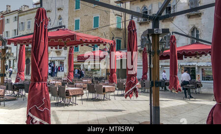 Parenzo in Istria, Croazia, Aprile 2018 - vuota una terrazza ristorante situato in una delle piazze della città Foto Stock