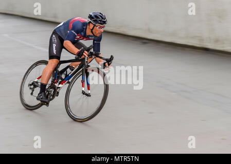 Graham Briggs di JLT Condor corre nella gara di ciclismo maschile 2018 OVO Energy Tour Series a Wembley, Londra, Regno Unito. Gara ciclistica 7° round Foto Stock