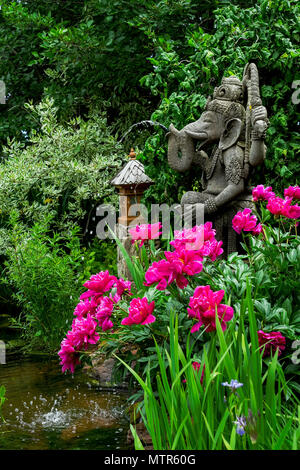 Statue in un tranquillo giardino. Foto Stock