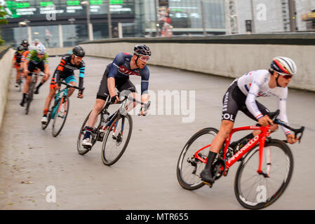 Ed Clancy di JLT Condor racing nell'elite uomo 2018 OVO Energy Tour ciclo serie gara a Wembley, Londra, Regno Unito. Round 7 bike race. Foto Stock