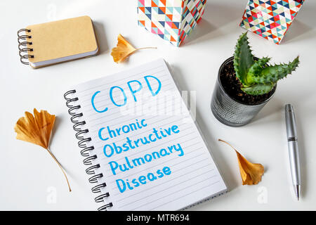 COPD- malattia polmonare cronica ostruttiva acronimo scritto in notebook sul tavolo bianco Foto Stock