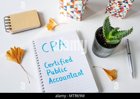 CPA- Certified Public Accountant scritto in notebook sul tavolo bianco Foto Stock