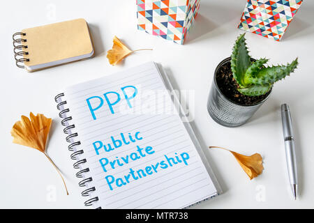 PPP public private partnership scritto in un notebook sul tavolo bianco Foto Stock