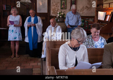 Il vescovo si ritirò Tony Foottit (seduto) e i membri del servizio domenicale della chiesa. Chiesa C di e, San Walstan e San Marys. Bawburgh, Norfolk, 2010s 2018 UK HOMER SYKES Foto Stock