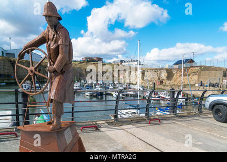 Seaham Marina, Porto, nocchiero statua, Cleveland, County Durham, England, Regno Unito Foto Stock