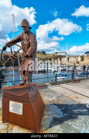 Seaham Marina, Porto, nocchiero statua, Cleveland, County Durham, England, Regno Unito Foto Stock