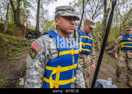 Stati Uniti Army Spc. Keiber Chon, Rhode Island Esercito Nazionale Guardia, ascolta le istruzioni in preparazione per attraversare il fiume Delaware durante la regione 1 Concorrenza guerriero migliore concorrenza a Washington attraversando il parco storico, Pa., 26 aprile 2017. Stati Uniti Esercito Nazionale soldati di guardia e noncommissioned officers di sei nuovi Stati in Inghilterra, New Jersey e New York rievoca la leggenda gen. George Washington attraversamento del fiume Delaware, avvenuta la notte del 25 dicembre-26, 1776, durante la Rivoluzione Americana ed era parte di un attacco a sorpresa contro le forze di Hesse a Trenton, N.J., Foto Stock