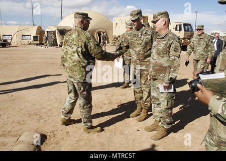 Lt. Gen. Sean MacFarland, centro, comandante generale, III Corps, e il tenente Gen. Patrick J. Donahue II, a destra il vice comandante generale, U.S. Forze armate comando, soddisfare il comando Sgt. Il Mag. Thilo Hendricks, le operazioni di divisione sergente maggiore, 1° Divisione Corazzate, al 1° Divisione Corazzate quartier generale" command post a Fort Bliss, Texas, Gennaio 18, 2017. (U.S. Esercito foto di Abigail Meyer) Foto Stock