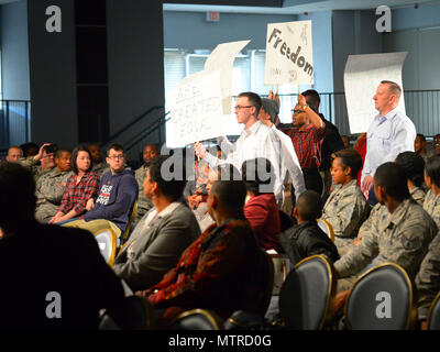 Un pubblico applaude dopo la visualizzazione di "La storia di un sogno", un gioco chronicling americano africano a suffragio della metà degli anni cinquanta a Yokota Air Base, Gennaio 12, 2017. Gli aviatori hanno agito i grandi avvenimenti della vita di Martin Luther King Jr., che hanno contribuito a determinare la legge di diritti civili di 1964 e i diritti di voto atto di 1965. I valori di libertà e di uguaglianza che il re ha lottato per continuare ad essere molto apprezzata nella Air Force oggi. (U.S. Air Force foto di Senior Airman Elizabeth Baker) (U.S. Air Force foto di Senior Airman Elizabeth Baker) Foto Stock