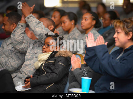 Un pubblico applaude dopo la visualizzazione di "La storia di un sogno", un gioco chronicling americano africano a suffragio della metà degli anni cinquanta a Yokota Air Base, Gennaio 12, 2017. Gli aviatori hanno agito i grandi avvenimenti della vita di Martin Luther King Jr., che hanno contribuito a determinare la legge di diritti civili di 1964 e i diritti di voto atto di 1965. I valori di libertà e di uguaglianza che il re ha lottato per continuare ad essere molto apprezzata nella Air Force oggi. (U.S. Air Force foto di Senior Airman Elizabeth Baker) Foto Stock