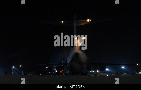 Stati Uniti Air Force Reserve aviatori assegnato all'452nd Manutenzione aeromobili squadrone e 446th squadrone manutenzione spray glicole di propilene su un C-17 Globemaster III aeromobili a Ramstein Air Base, Germania, gennaio 19, 2017. Lo scopo dello spruzzo è al dispositivo la coda e le ali di aerei che sono in procinto di partire. Aviatori di riserva più manutenzione aeromobili squadroni sono su un dazio provvisorio assegnazione a Ramstein al treno con la 721st AMXS. (U.S. Air Force foto di Senior Airman Tryphena Mayhugh) Foto Stock