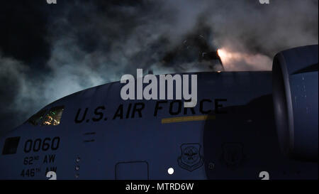 Avieri dispositivo un C-17 Globemaster III aeromobile prima che si discosta dalla Ramstein Air Base, Germania, gennaio 19, 2017. Il glicole propilenico è stato spruzzato sulla coda e le ali del velivolo di sbarazzarsi di esso di ghiaccio. Avieri da più Stati Uniti Air Force Reserve manutenzione aeromobili squadroni sono su un dazio provvisorio assegnazione a Ramstein al treno con la 721st AMXS. Come parte di questo corso di formazione, molti degli aviatori dispositivo aeromobile quando è richiesto. (U.S. Air Force foto di Senior Airman Tryphena Mayhugh) Foto Stock