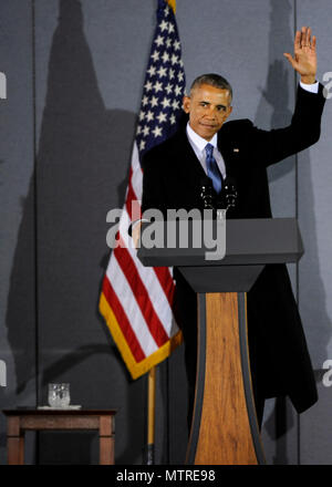 L'ex presidente Barack Obama saluta i membri militari e gli ospiti dopo il suo discorso di addio alla Joint base Andrews, Maryland, 20 gennaio 2017. Dopo il discorso, Obama e Michelle Obama hanno interagito con i partecipanti, stringendo la mano e scambiandosi abbracci prima di partire. L'evento concluse la sua presidenza, con il riconoscimento cerimoniale dei membri del servizio e sottolineando il ruolo dell'Air Force e di altri rami militari nel sostenere gli eventi presidenziali. Foto Stock