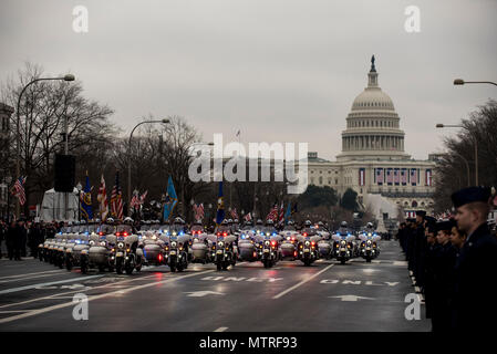 La polizia Motociclisti prendere parte alla 58th inaugurazione presidenziale Parade di Washington D.C., il 20 gennaio. Il percorso della parata stirata circa 1,5 miglia lungo Pennsylvania Avenue dall'U.S. Capitol alla Casa Bianca. (U.S. La riserva di esercito foto di Master Sgt. Michel Sauret) Foto Stock