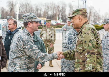 Stati Uniti Air Force Generale Joseph L. Lengyel, capo della Guardia Nazionale Ufficio di presidenza e gli stati dei giunti Capi di Stato Maggiore, Esercito saluta il Brig. Gen. William J. Walker, capo della c.c. La Guardia nazionale, a FedExField in DC di Washington, 19 gennaio 2017. Lengyel era in visita con 3.500 guardie soggiornando al FedExField sostenendo la 58th inaugurazione presidenziale dove Trump presterà giuramento come il quarantacinquesimo Presidente degli Stati Uniti. 7.500 guardie nazionali da 44 membri, tre territori e il Distretto di Columbia assegnato alla Joint Task Force D.C. sono per fornire la gestione del traffico Foto Stock