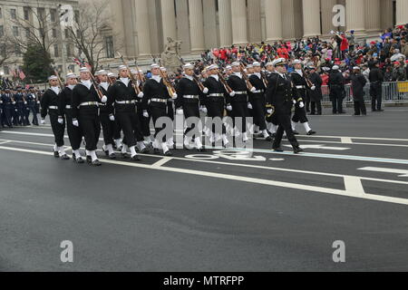 Gli Stati Uniti Marina Militare Guardia cerimoniale marche in 58th inaugurazione presidenziale presso la Marina memoriale sulla Pennsylvania Avenue, Washington, 20 gennaio, 2017. Più di 5 mila militari provenienti da tutta tutti i rami delle forze armate degli Stati Uniti, inclusi quelli di riserva e la Guardia Nazionale componenti, forniti cerimoniale di supporto e sostegno per la difesa delle autorità civili durante il periodo inaugurale. (DoD foto di U.S. Il personale dell'esercito Sgt. Nicholaus Williams) Foto Stock