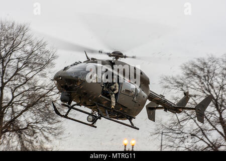 Un U.S. Esercito UH-72A Lakota con distacco 1, Alfa Company, 1-244, Sicurezza aerea e battaglione di supporto, D.C. La Guardia nazionale, terre al D.C National Guard Armory, Washington D.C., 19 gennaio 2017. L'equipaggio del UH-72A sono state eseguendo controlli attrezzatura prima del 58th inaugurazione presidenziale dove Trump sarà giurato-in come il quarantacinquesimo Presidente degli Stati Uniti. Il personale militare assegnato alla Joint Task Force D.C. sono per fornire la gestione del traffico, la gestione della folla, la sicurezza e la logistica di supporto durante il periodo di inaugurazione. (Guardia Nazionale foto di Staff Sgt. Patrick Foto Stock