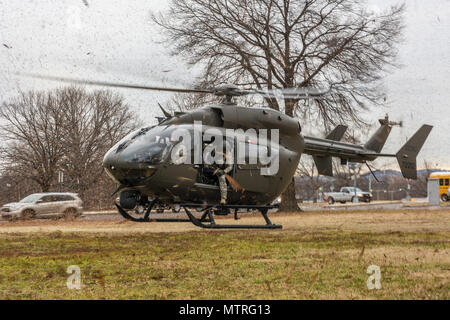 Un U.S. Esercito UH-72A Lakota con distacco 1, Alfa Company, 1-244, Sicurezza aerea e battaglione di supporto, D.C. La Guardia nazionale, terre al D.C National Guard Armory, Washington D.C., 19 gennaio 2017. L'equipaggio del UH-72A sono state eseguendo controlli attrezzatura prima del 58th inaugurazione presidenziale dove Trump sarà giurato-in come il quarantacinquesimo Presidente degli Stati Uniti. Il personale militare assegnato alla Joint Task Force D.C. sono per fornire la gestione del traffico, la gestione della folla, la sicurezza e la logistica di supporto durante il periodo di inaugurazione. (Guardia Nazionale foto di Staff Sgt. Patrick Foto Stock