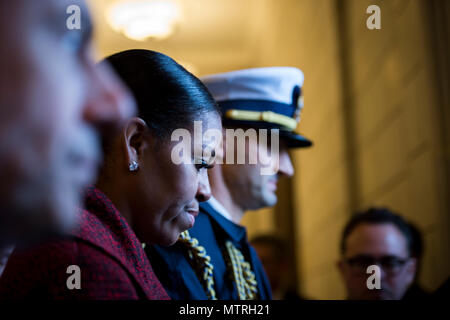 Ex U.S. La First Lady Michelle Obama esce il Campidoglio per la cerimonia di partenza durante la 58th inaugurazione presidenziale a Washington, 20 gennaio, 2017. Più di 5 mila militari provenienti da tutta tutti i rami delle forze armate degli Stati Uniti, inclusi quelli di riserva e la Guardia Nazionale componenti, forniti cerimoniale di supporto e sostegno per la difesa delle autorità civili durante il periodo inaugurale. (DoD foto di U.S. Air Force Staff Sgt. Marianique Santos) Foto Stock