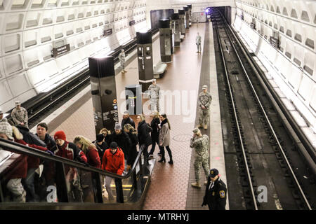 Indiana Guardia Nazionale pattuglia di soldati Centro federale sud-ovest della stazione della metropolitana di Washington D.C., 20 gennaio, 2017. Circa 7.500 Guardia Nazionale di soldati e aviatori da 44 membri, tre territori e il Distretto di Columbia sta fornendo la gestione della folla, la gestione del traffico, sicurezza e supporto logistico per la 58th inaugurazione presidenziale. (Guardia Nazionale foto di esercito Sgt. Jennifer Amo, JTF-DC) Foto Stock