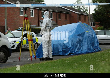 Polizia presso la scena di una fatale accoltellato in Strathfield a piedi, Wolverhampton, dove un 15-anno-vecchio ragazzo morto martedì notte. Foto Stock