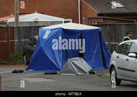 Polizia presso la scena di una fatale accoltellato in Strathfield a piedi, Wolverhampton, dove un 15-anno-vecchio ragazzo morto martedì notte. Foto Stock