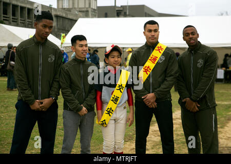 MARINE CORPS AIR STATION FUTENMA, Okinawa, Giappone - Marines posano con un residente locale gen. 21 prima dell'Ginowan traffico cittadino relè di sicurezza gara a MCAS Futenma. Trentacinque squadre provenienti dalla città di Ginowan e team di ICM e Futenma U.S Naval Hospital Okinawa ha partecipato all'evento annuale. Squadre da Ginowan City Fire Department poste prima e seconda con i Marines provenienti in terza, innescando una competizione amichevole per i prossimi anni gara. (US. Marine Corps foto di Cpl. Jessica Collins) Foto Stock