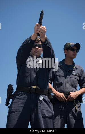 YOKOSUKA, Giappone (26 aprile 2017) i marinai a bordo della marina in avanti solo schierate portaerei USS Ronald Reagan (CVN 76), condotta fuoco di armi leggere la pratica. Ronald Reagan, il portabandiera del Carrier Strike gruppo 5, fornisce un combattimento-pronto forza che protegge e difende la collettiva degli interessi marittimi dei suoi alleati e partner in Indo-Asia-regione del Pacifico Foto Stock