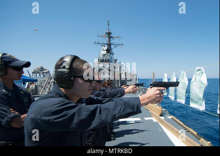 YOKOSUKA, Giappone (26 aprile 2017) i marinai a bordo della marina in avanti solo schierate portaerei USS Ronald Reagan (CVN 76), condotta fuoco di armi leggere la pratica. Ronald Reagan, il portabandiera del Carrier Strike gruppo 5, fornisce un combattimento-pronto forza che protegge e difende la collettiva degli interessi marittimi dei suoi alleati e partner in Indo-Asia-regione del Pacifico Foto Stock