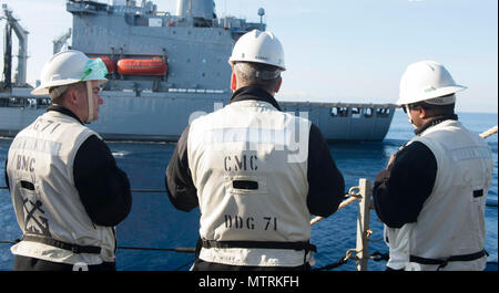 Mare Mediterraneo (26 aprile 2017) Il comando Master Chief Richard James, centro osserva i Arleigh Burke-class guidato-missile destroyer USS Ross (DDG 71) man mano che si avvicina la flotta oliatore di rifornimento USNS Big Horn (T-AO 198) per un rifornimento in mare il 26 aprile 2017. Ross, distribuita a Rota, Spagna, sta conducendo operazioni navali negli Stati Uniti Sesta flotta area di operazioni a sostegno degli Stati Uniti per gli interessi di sicurezza nazionali in Europa e in Africa. Foto Stock