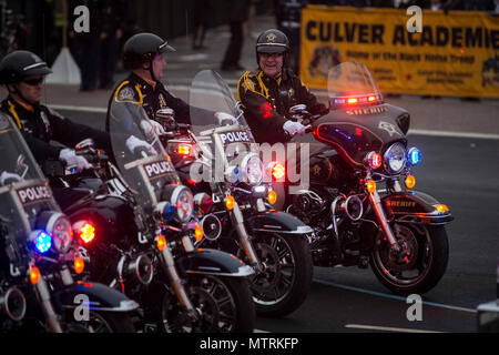 La Indianapolis Metropolitan Police motociclo Drill Team mette in pausa prima di cavalcare giù lungo Pennsylvania Avenue durante la Parata inaugurale per Trump come il quarantacinquesimo Presidente degli Stati Uniti in Washington, 20 gennaio, 2017. Più di 5 mila militari provenienti da tutta tutti i rami delle forze armate degli Stati Uniti, inclusi quelli di riserva e la Guardia Nazionale componenti, forniti cerimoniale di supporto e sostegno per la difesa delle autorità civili durante il periodo inaugurale. (DoD foto di U.S. Marine Corps Sgt. John Raufmann) Foto Stock