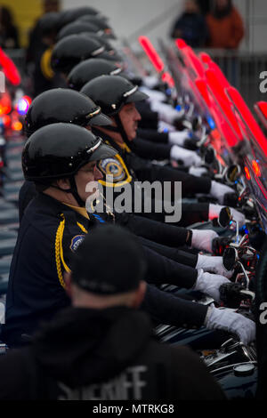 La Indianapolis Metropolitan Police motociclo Drill Team mette in pausa prima di cavalcare giù lungo Pennsylvania Avenue durante la Parata inaugurale per Trump come il quarantacinquesimo Presidente degli Stati Uniti in Washington, 20 gennaio, 2017. Più di 5 mila militari provenienti da tutta tutti i rami delle forze armate degli Stati Uniti, inclusi quelli di riserva e la Guardia Nazionale componenti, forniti cerimoniale di supporto e sostegno per la difesa delle autorità civili durante il periodo inaugurale. (DoD foto di U.S. Marine Corps Sgt. John Raufmann) Foto Stock