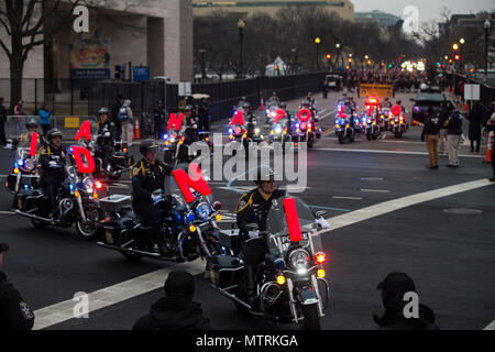 La Indianapolis Metropolitan Police motociclo Drill Team mette in pausa prima di cavalcare giù lungo Pennsylvania Avenue durante la Parata inaugurale per Trump come il quarantacinquesimo Presidente degli Stati Uniti in Washington, 20 gennaio, 2017. Più di 5 mila militari provenienti da tutta tutti i rami delle forze armate degli Stati Uniti, inclusi quelli di riserva e la Guardia Nazionale componenti, forniti cerimoniale di supporto e sostegno per la difesa delle autorità civili durante il periodo inaugurale. (DoD foto di U.S. Marine Corps Sgt. John Raufmann) Foto Stock