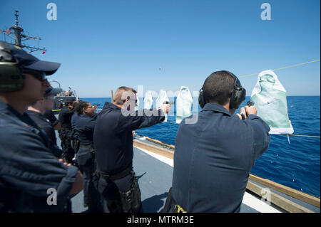 YOKOSUKA, Giappone (26 aprile 2017) i marinai a bordo della marina in avanti solo schierate portaerei USS Ronald Reagan (CVN 76), condotta fuoco di armi leggere la pratica. Ronald Reagan, il portabandiera del Carrier Strike gruppo 5, fornisce un combattimento-pronto forza che protegge e difende la collettiva degli interessi marittimi dei suoi alleati e partner in Indo-Asia-regione del Pacifico Foto Stock